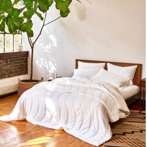 BRAND NEW Buffy Breeze Comforter in Queen